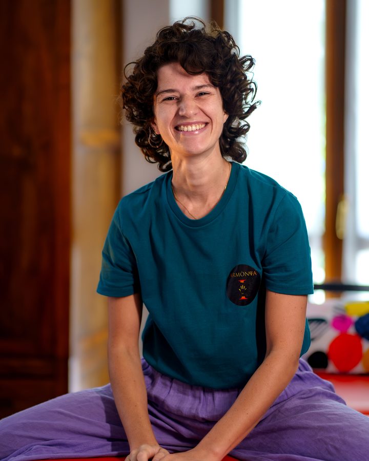Irene sorride seduta sul lettino dello studio